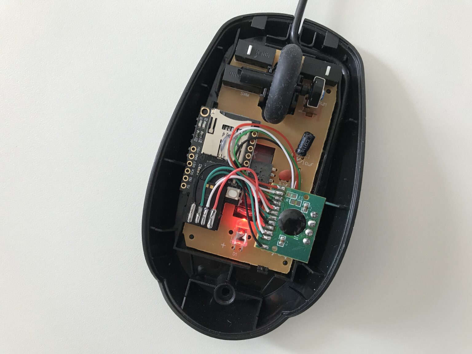 Rubber ducky inside a mouse robin.meis.space
